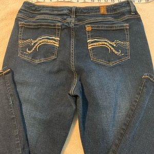 Almost new, no size tags.Look at measuring tape, hem not frayed, no stains.